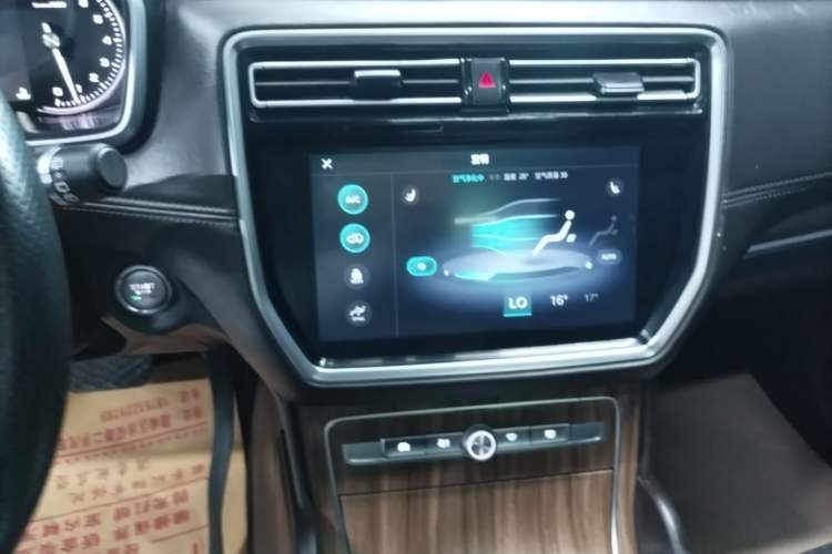 Used Roewe RX8 2019 30T Smart Connectivity Two-Wheel Drive Supreme Flagship Edition Audio And AC Panel