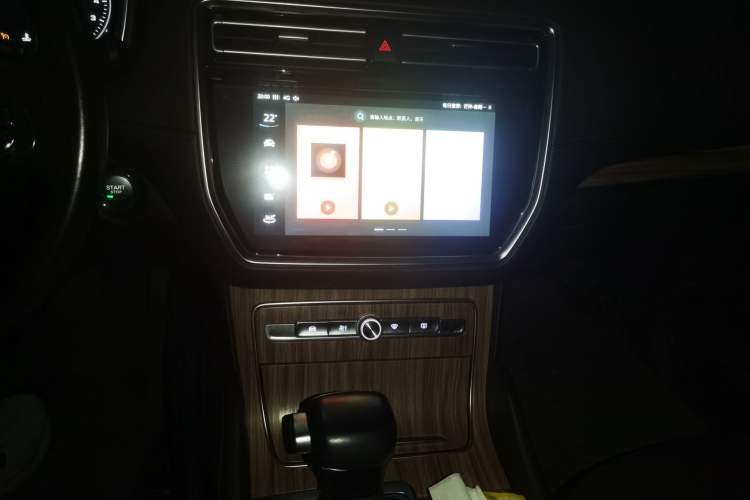 Used Roewe RX8 2019 30T Smart Connectivity Two-Wheel Drive Supreme Flagship Edition Audio And AC Panel