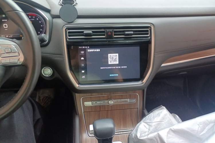 Used Roewe RX8 2019 30T Smart Connectivity Two-Wheel Drive Supreme Flagship Edition Audio And AC Panel