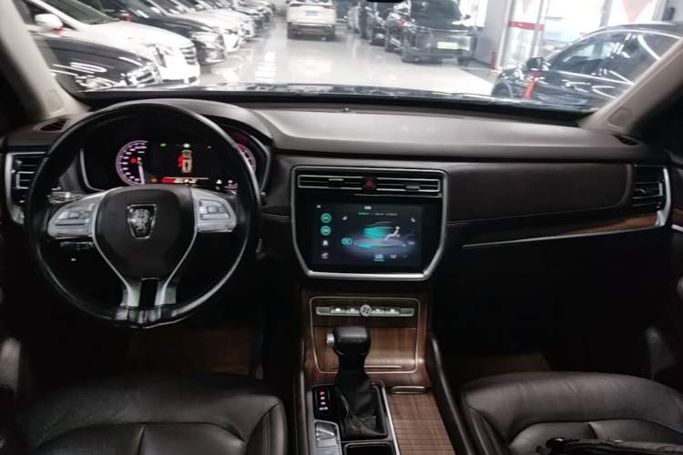 Used Roewe RX8 2019 30T Smart Connectivity Two-Wheel Drive Supreme Flagship Edition Center Console