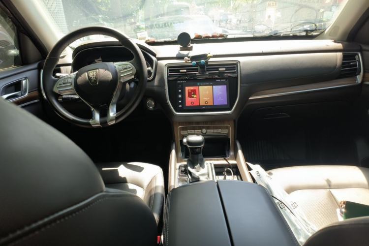 Used Roewe RX8 2019 30T Smart Connectivity Two-Wheel Drive Supreme Flagship Edition Center Console