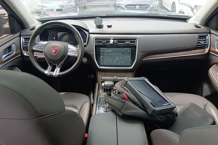 Used Roewe RX8 2019 30T Smart Connectivity Two-Wheel Drive Supreme Flagship Edition Center Console