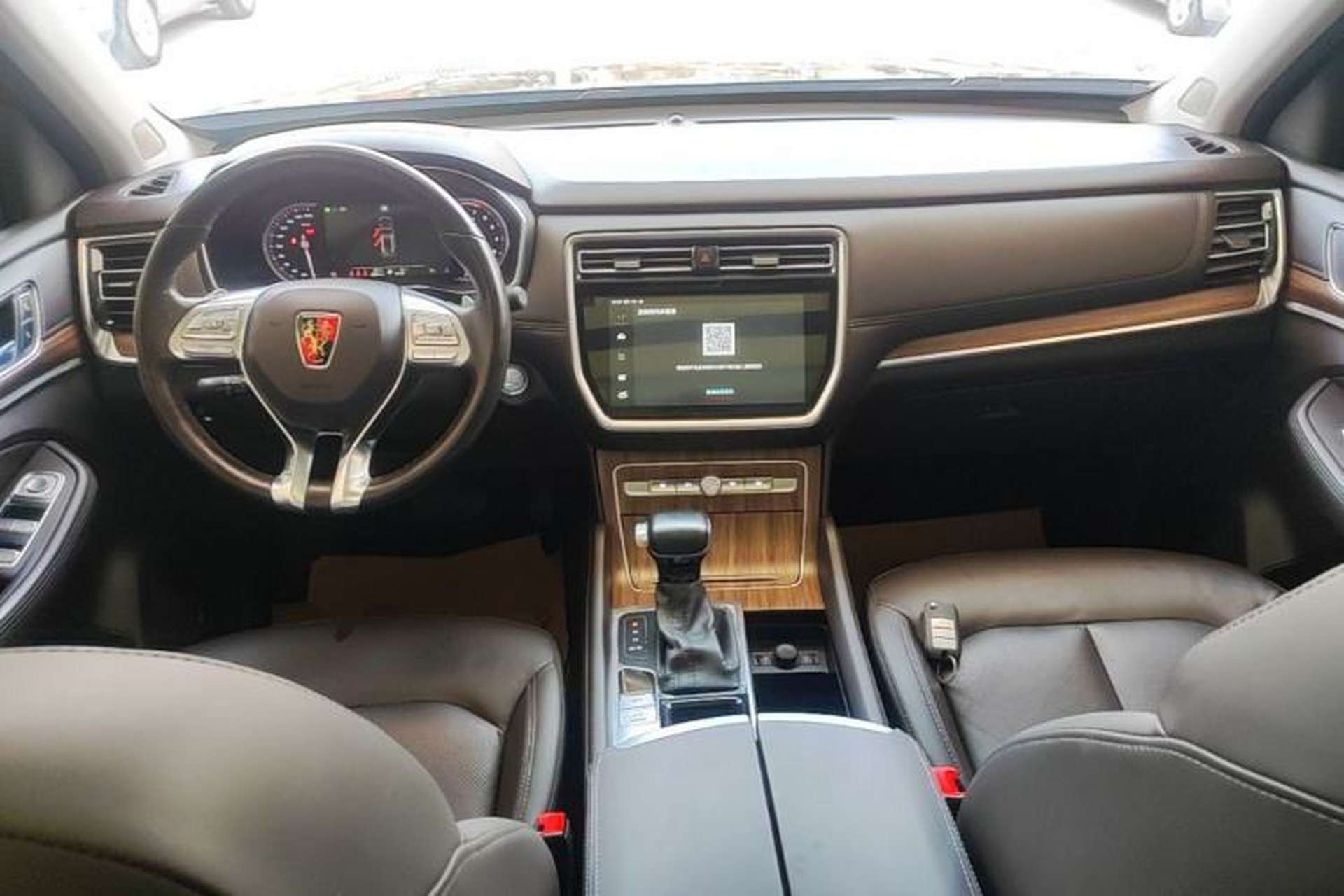 Used Roewe RX8 2019 30T Smart Connectivity Two-Wheel Drive Supreme Flagship Edition Center Console