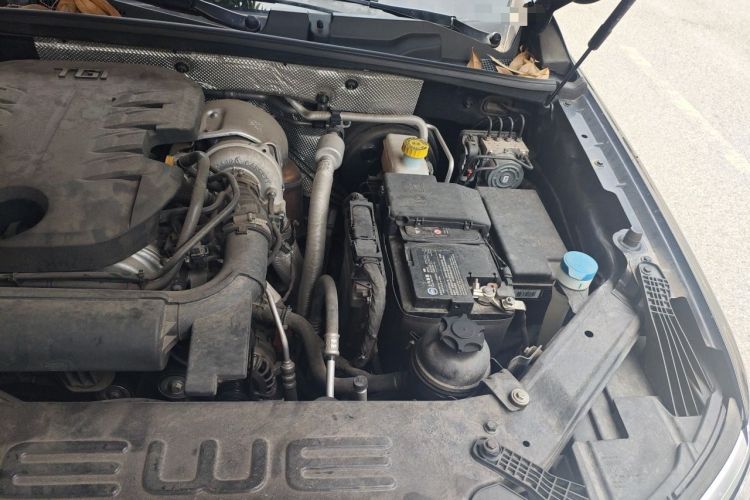 Used Roewe RX8 2019 30T Smart Connectivity Two-Wheel Drive Supreme Flagship Edition Engine Bay Left