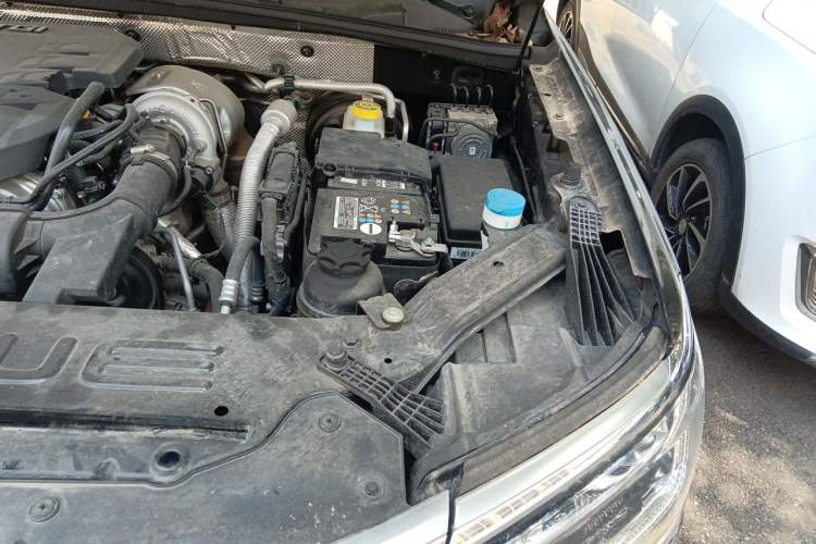 Used Roewe RX8 2019 30T Smart Connectivity Two-Wheel Drive Supreme Flagship Edition Engine Bay Left