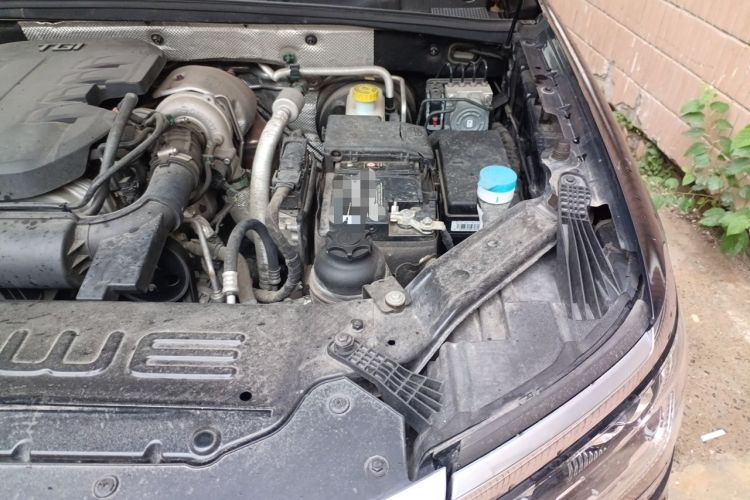 Used Roewe RX8 2019 30T Smart Connectivity Two-Wheel Drive Supreme Flagship Edition Engine Bay Left