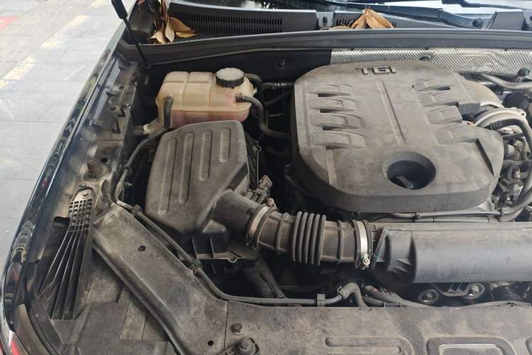 Used Roewe RX8 2019 30T Smart Connectivity Two-Wheel Drive Supreme Flagship Edition Engine Bay Right