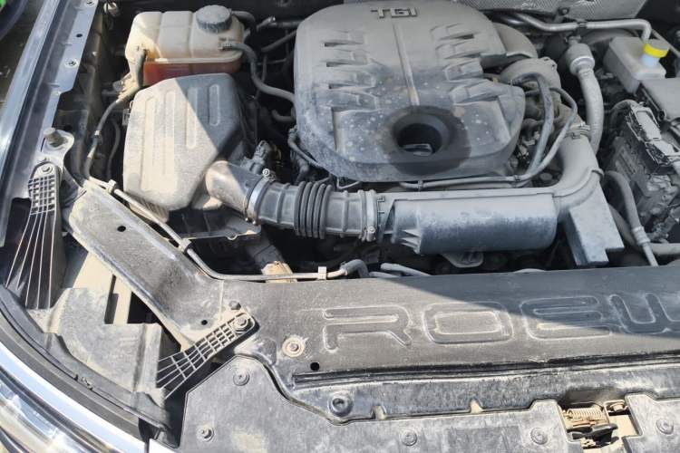Used Roewe RX8 2019 30T Smart Connectivity Four-Wheel Drive Supreme Flagship Edition Engine Bay Right