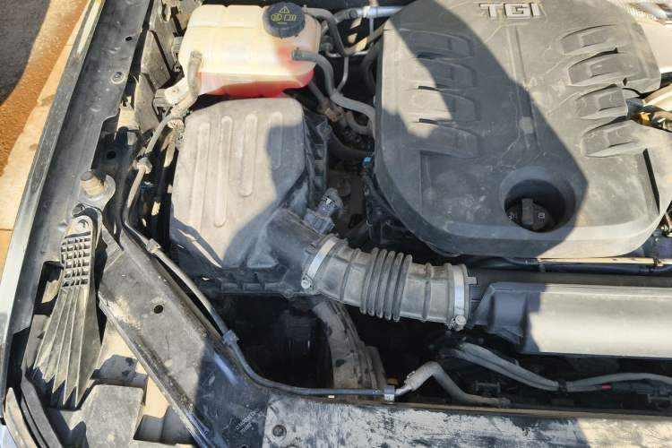 Used Roewe RX8 2019 30T Smart Connectivity Two-Wheel Drive Supreme Flagship Edition Engine Bay Right