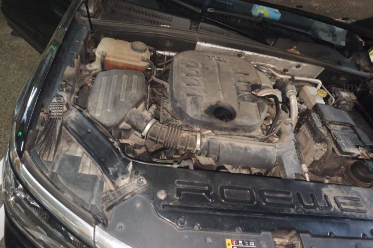 Used Roewe RX8 2019 30T Smart Connectivity Two-Wheel Drive Supreme Flagship Edition Engine Bay Right