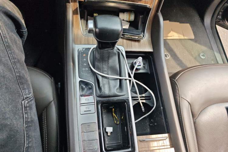 Used Roewe RX8 2019 30T Smart Connectivity Two-Wheel Drive Supreme Flagship Edition Gear Lever