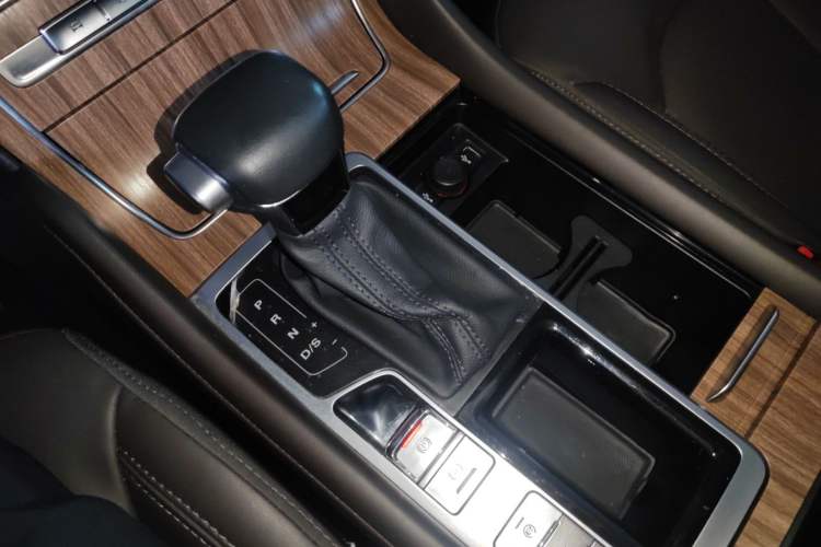 Used Roewe RX8 2019 30T Smart Connectivity Two-Wheel Drive Supreme Flagship Edition Gear Lever