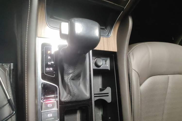 Used Roewe RX8 2019 30T Smart Connectivity Two-Wheel Drive Supreme Flagship Edition Gear Lever