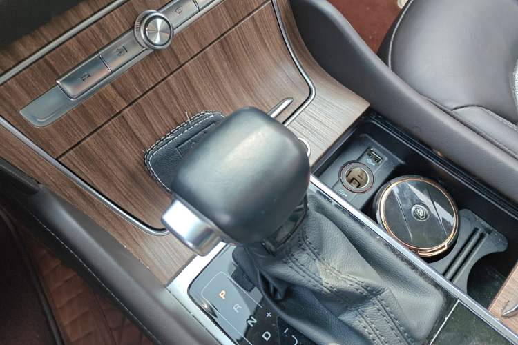 Used Roewe RX8 2019 30T Smart Connectivity Four-Wheel Drive Supreme Flagship Edition Gear Lever