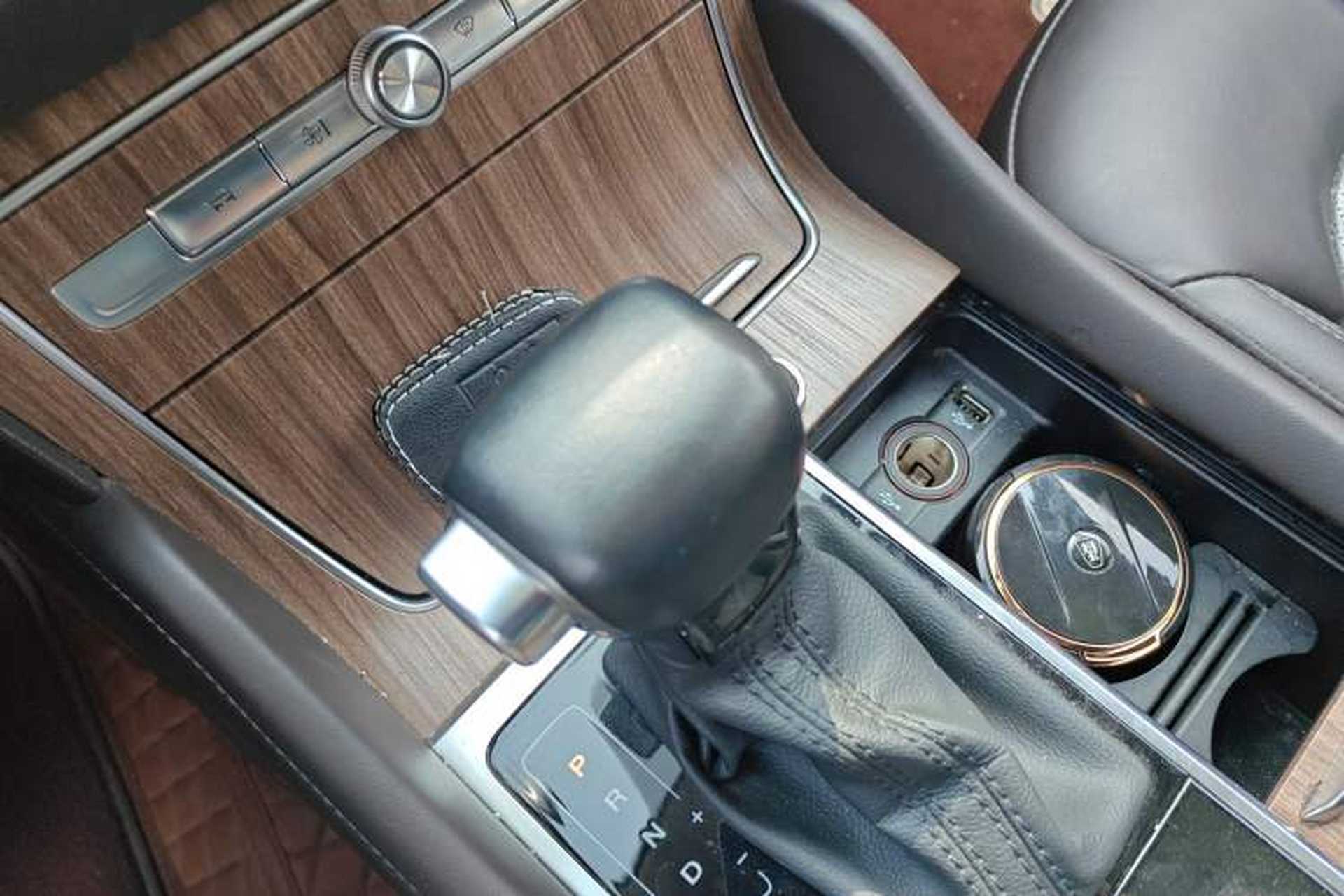 Used Roewe RX8 2019 30T Smart Connectivity Four-Wheel Drive Supreme Flagship Edition Gear Lever