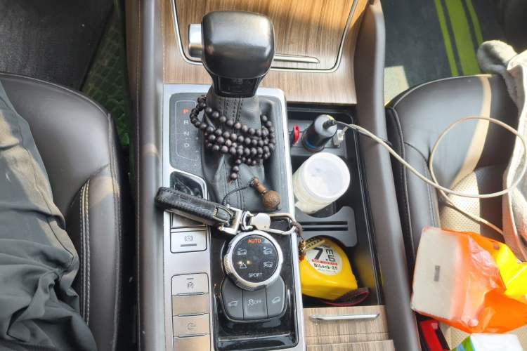 Used Roewe RX8 2019 30T Smart Connectivity Four-Wheel Drive Supreme Flagship Edition Gear Lever