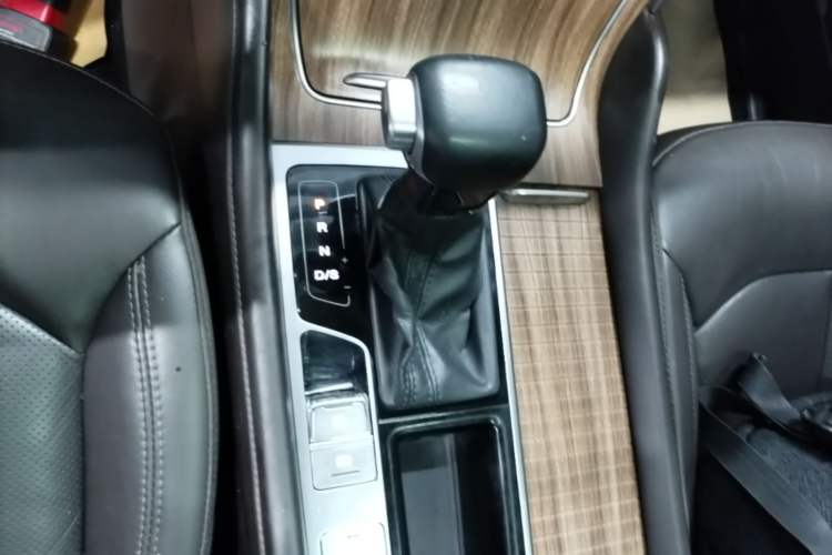 Used Roewe RX8 2019 30T Smart Connectivity Two-Wheel Drive Supreme Flagship Edition Gear Lever