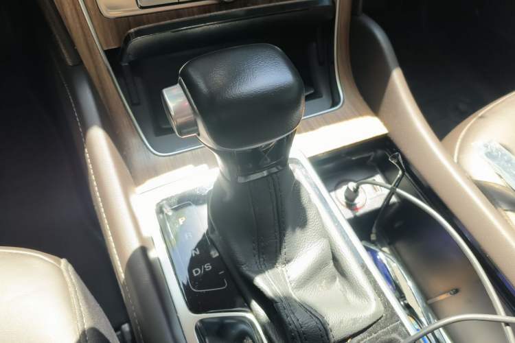 Used Roewe RX8 2019 30T Smart Connectivity Two-Wheel Drive Supreme Flagship Edition Gear Lever