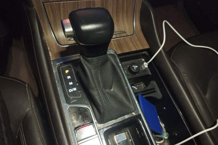 Used Roewe RX8 2019 30T Smart Connectivity Two-Wheel Drive Supreme Flagship Edition Gear Lever