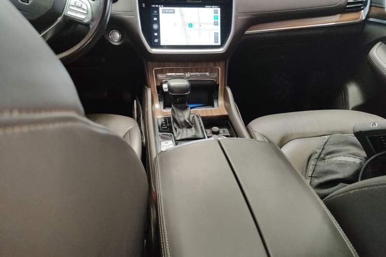 Used Roewe RX8 2019 30T Smart Connectivity Two-Wheel Drive Supreme Flagship Edition Gear Lever
