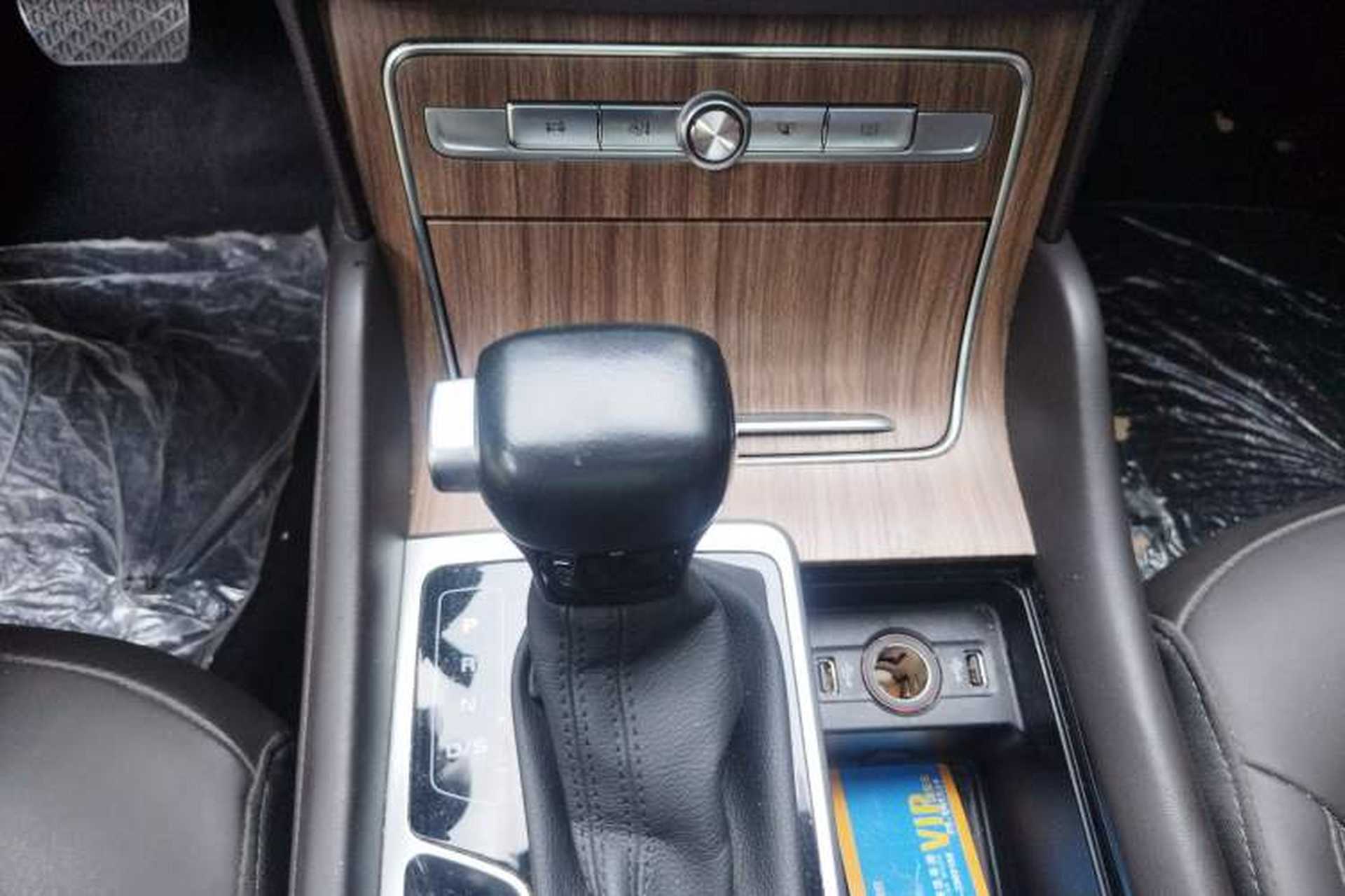 Used Roewe RX8 2019 30T Smart Connectivity Two-Wheel Drive Supreme Flagship Edition Gear Lever