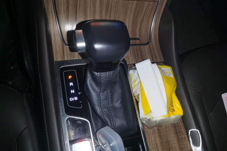 Used Roewe RX8 2019 30T Smart Connectivity Two-Wheel Drive Supreme Flagship Edition Gear Lever