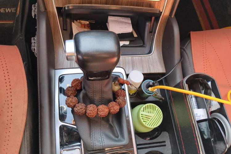 Used Roewe RX8 2019 30T Smart Connectivity Two-Wheel Drive Supreme Flagship Edition Gear Lever