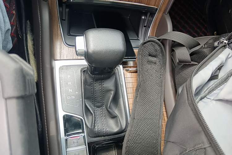 Used Roewe RX8 2019 30T Smart Connectivity Two-Wheel Drive Supreme Flagship Edition Gear Lever