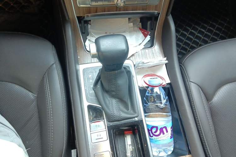 Used Roewe RX8 2019 30T Smart Connectivity Two-Wheel Drive Supreme Flagship Edition Gear Lever