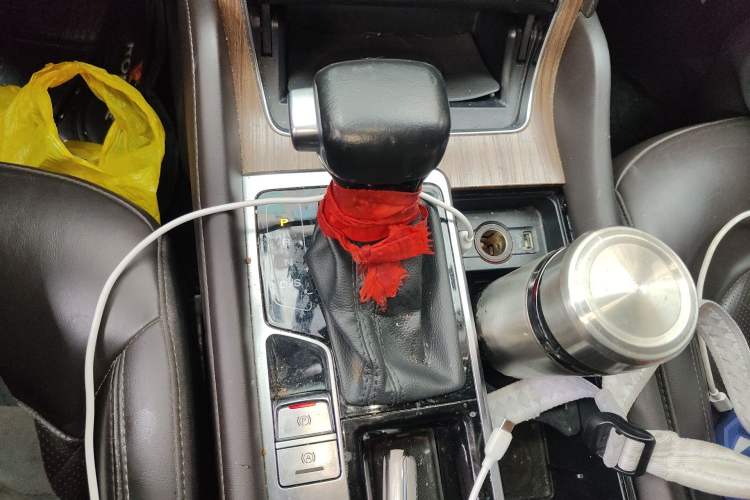 Used Roewe RX8 2019 30T Smart Connectivity Two-Wheel Drive Supreme Flagship Edition Gear Lever