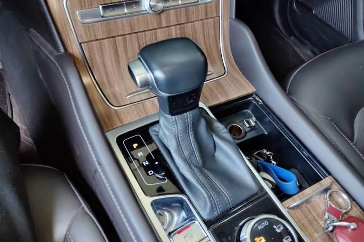 Used Roewe RX8 2019 30T Smart Connectivity Four-Wheel Drive Supreme Flagship Edition Gear Lever