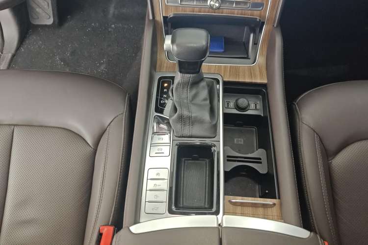 Used Roewe RX8 2019 30T Smart Connectivity Two-Wheel Drive Supreme Flagship Edition Gear Lever