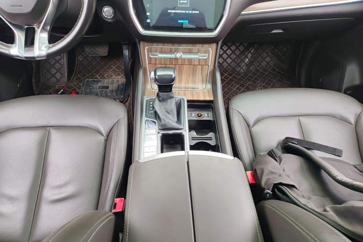 Used Roewe RX8 2019 30T Smart Connectivity Two-Wheel Drive Supreme Flagship Edition Gear Lever