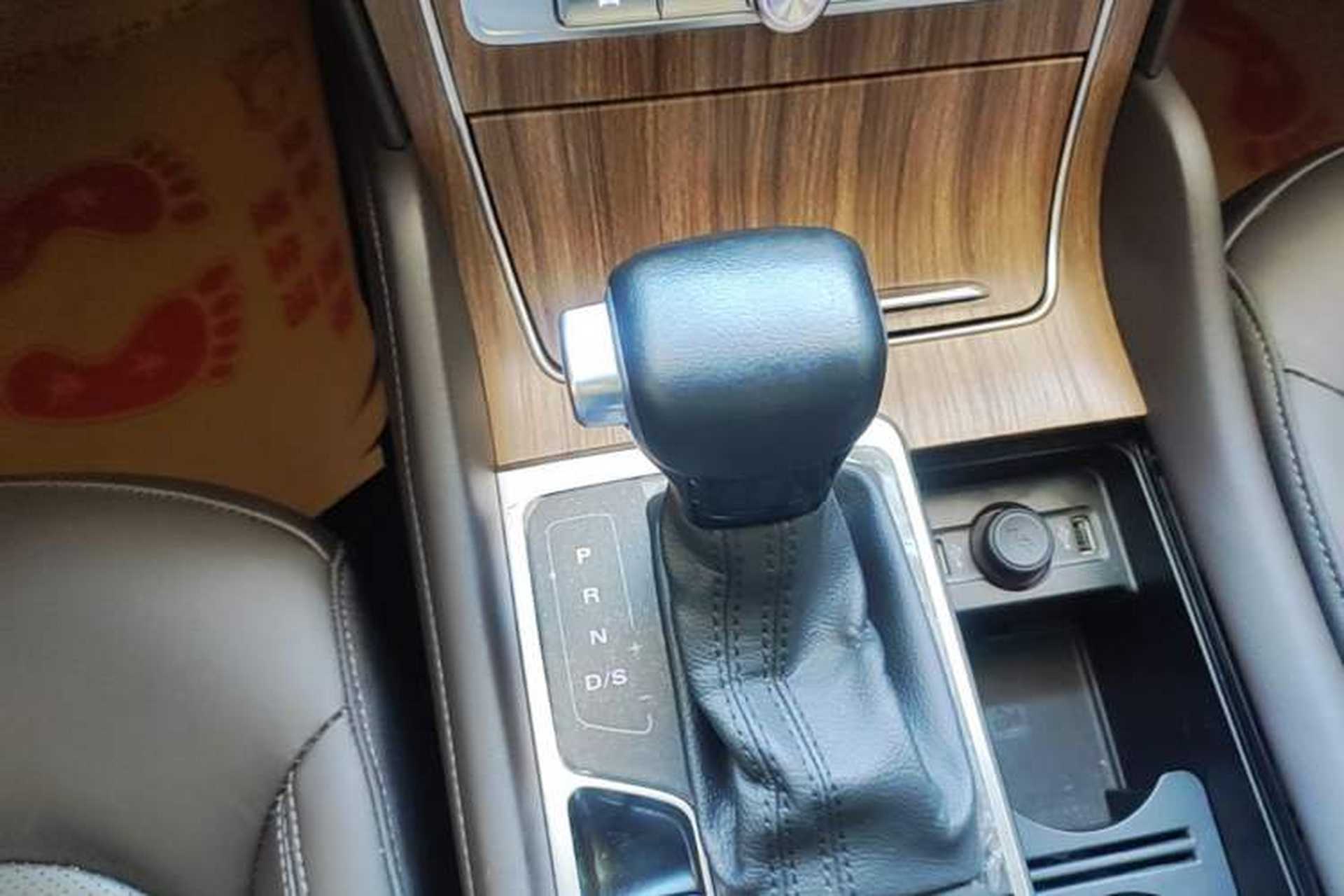 Used Roewe RX8 2019 30T Smart Connectivity Two-Wheel Drive Supreme Flagship Edition Gear Lever