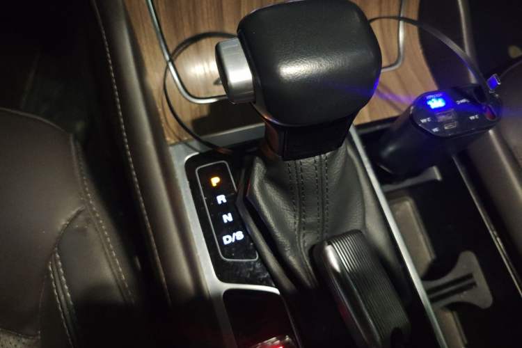 Used Roewe RX8 2019 30T Smart Connectivity Two-Wheel Drive Supreme Flagship Edition Gear Lever