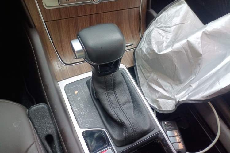 Used Roewe RX8 2019 30T Smart Connectivity Two-Wheel Drive Supreme Flagship Edition Gear Lever