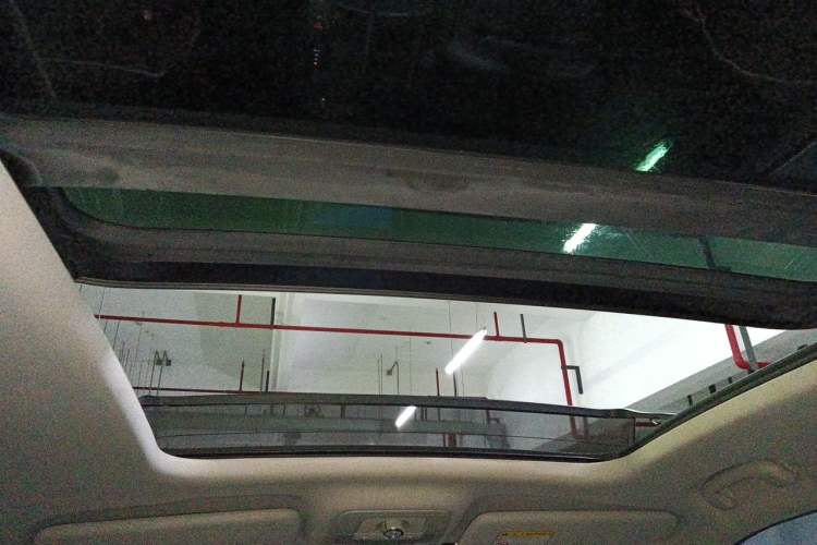 Used Roewe RX8 2019 30T Smart Connectivity Two-Wheel Drive Supreme Flagship Edition Headliner