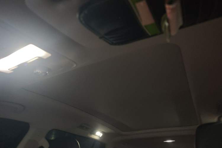 Used Roewe RX8 2019 30T Smart Connectivity Two-Wheel Drive Supreme Flagship Edition Headliner