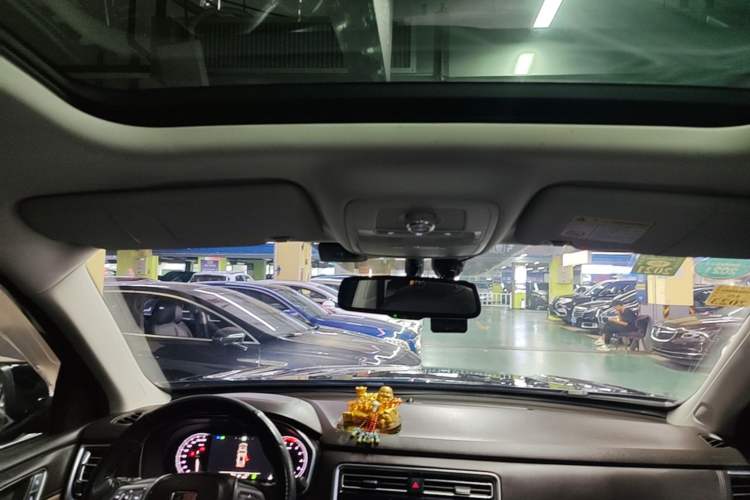 Used Roewe RX8 2019 30T Smart Connectivity Two-Wheel Drive Supreme Flagship Edition Headliner