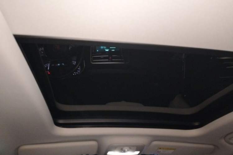 Used Roewe RX8 2019 30T Smart Connectivity Two-Wheel Drive Supreme Flagship Edition Headliner