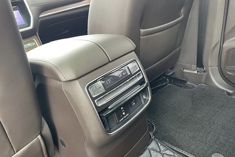 Used Roewe RX8 2019 30T Smart Connectivity Two-Wheel Drive Supreme Flagship Edition Interior 10