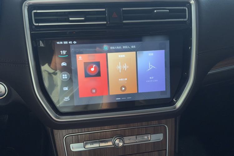 Used Roewe RX8 2019 30T Smart Connectivity Two-Wheel Drive Supreme Flagship Edition Interior 11