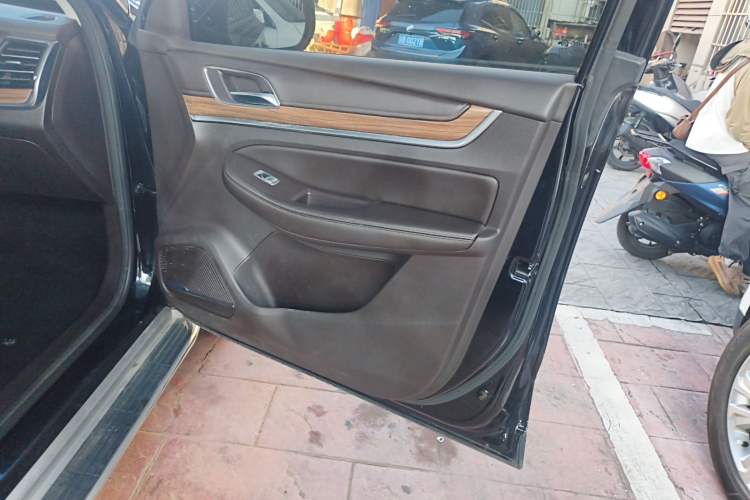 Used Roewe RX8 2019 30T Smart Connectivity Two-Wheel Drive Supreme Flagship Edition Interior 5