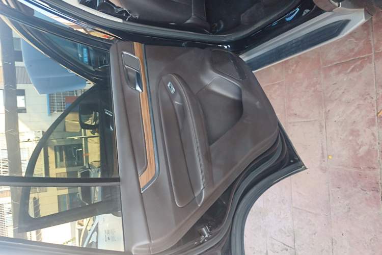 Used Roewe RX8 2019 30T Smart Connectivity Two-Wheel Drive Supreme Flagship Edition Interior 8