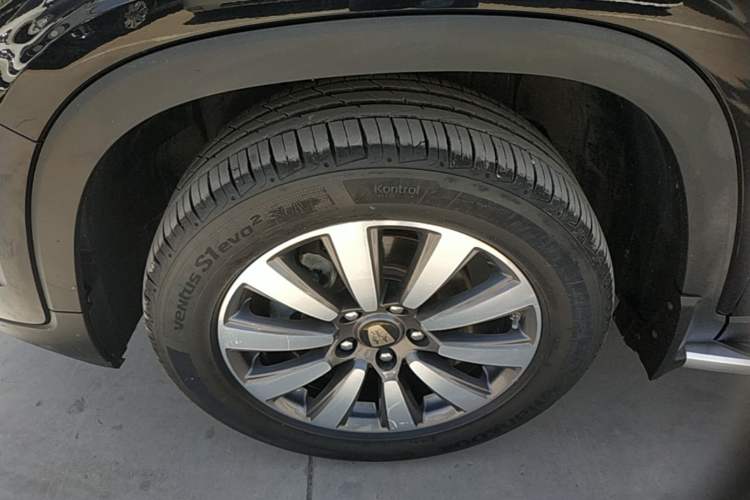 Used Roewe RX8 2019 30T Smart Connectivity Two-Wheel Drive Supreme Flagship Edition Left Front Wheel Hub