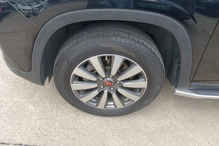 Used Roewe RX8 2019 30T Smart Connectivity Two-Wheel Drive Supreme Flagship Edition Left Front Wheel Hub