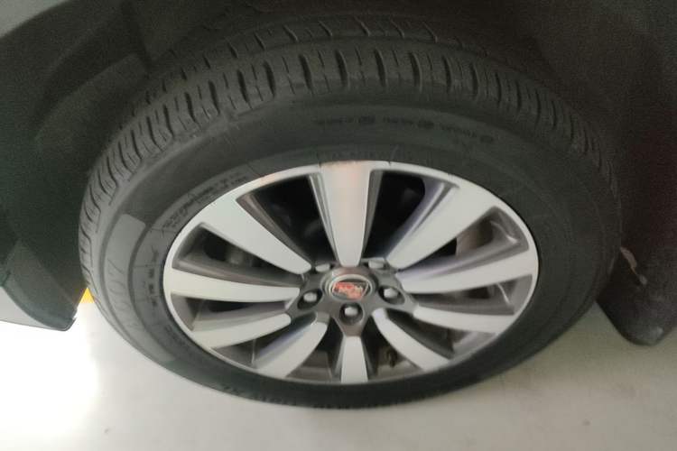 Used Roewe RX8 2019 30T Smart Connectivity Two-Wheel Drive Supreme Flagship Edition Left Front Wheel Hub