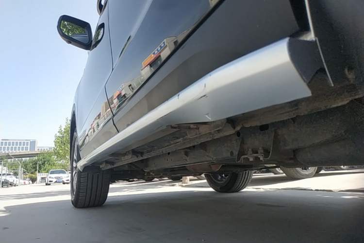 Used Roewe RX8 2019 30T Smart Connectivity Two-Wheel Drive Supreme Flagship Edition Left Side Sill