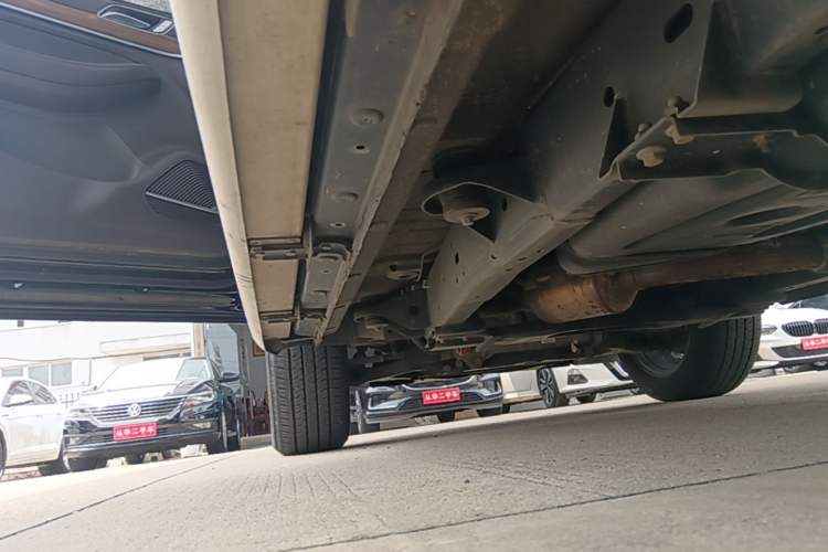 Used Roewe RX8 2019 30T Smart Connectivity Two-Wheel Drive Supreme Flagship Edition Left Side Sill