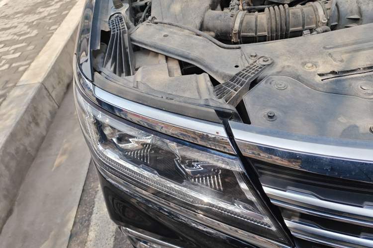Used Roewe RX8 2019 30T Smart Connectivity Four-Wheel Drive Supreme Flagship Edition Right Front Headlight